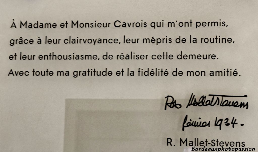 Paul et Lucie Cavrois ont laissé carte blanche à Robert Mallet-Stevens pour dessiner à la fois les plans de leur future demeure ainsi que tout le mobilier intérieur.